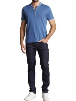 T-shirt en coton mélangé bleu uni avec une coupe droite et un col boutonné
