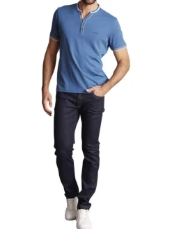 T-shirt en coton mélangé bleu uni avec une coupe droite et un col boutonné