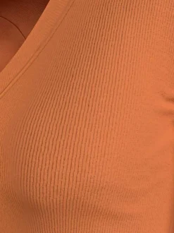 T-shirt en coton mélangé brique uni avec une coupe cropped et un col v