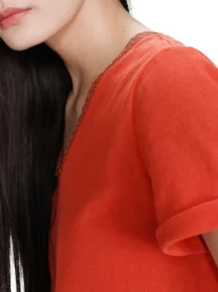 T-shirt en coton mélangé rouge uni avec une coupe droite et un col v
