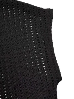 T-shirt en coton noir en maille ajourée avec un col rond et une coupe droite