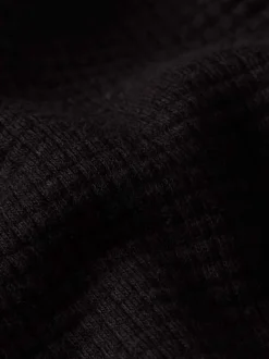 T-shirt en coton noir uni avec un col rond et une coupe droite