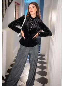 T-shirt en coton noir uni avec une coupe droite et un patch iconique