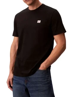 T-shirt en coton noir uni avec un petit patch brodé et à col rond
