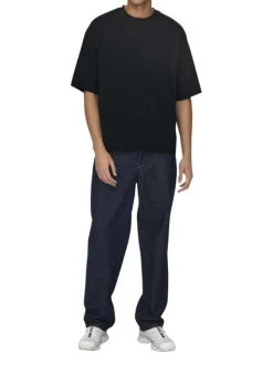 T-shirt en coton noir uni épais avec une coupe très oversize et un col rond