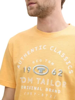 T-shirt en coton orange à fines rayures avec un col rond et un gros imprimé