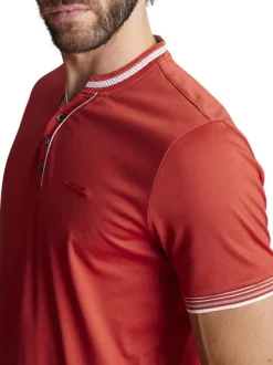 T-shirt en coton rouge brique uni avec une coupe droite et un col boutonné
