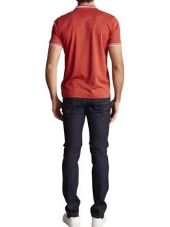 T-shirt en coton rouge brique uni avec une coupe droite et un col boutonné