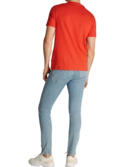 T-shirt en coton rouge imprimé à la poitrine à col rond avec une coupe droite
