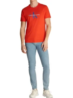 T-shirt en coton rouge imprimé à la poitrine à col rond avec une coupe droite