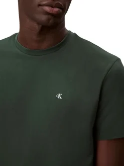 T-shirt en coton sapin uni avec une coupe droite et un col rond