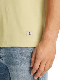 T-shirt en coton vert tilleul uni avec un col rond et un petit patch écru