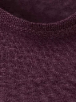 T-shirt en lin bordeaux uni pourvu d'une coupe droite et d'un col rond