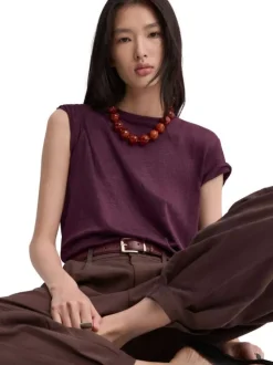 T-shirt en lin bordeaux uni pourvu d'une coupe droite et d'un col rond
