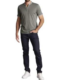 T-shirt en lin vert uni avec une coupe droite et un col boutonné