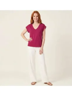 T-shirt fuchsia uni pourvu d'une coupe droite et de manches en dentelle