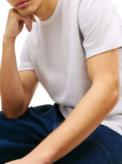 T-shirt gris uni avec une coupe droite et des manches courtes
