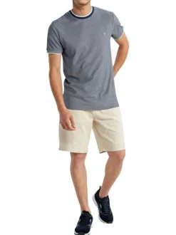 T-shirt gris uni pourvu de manches courtes et d'un col rond