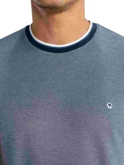 T-shirt gris uni pourvu de manches courtes et d'un col rond