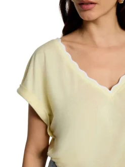 T-shirt jaune uni pourvu d'une coupe droite et des manches courtes