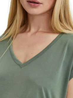 T-shirt kaki uni avec une coupe régular col v à manches courtes et coutures ton sur ton