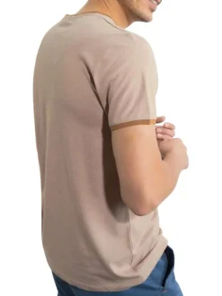 T-shirt manches courtes beige maille piquée avec une coupe droite et un col rond