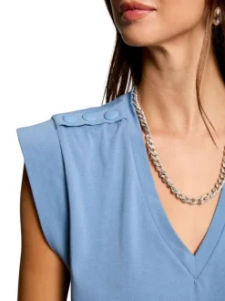 T-shirt manches courtes bleu-gris uni à coupe droite avec épaulettes et un col v