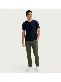 T-shirt marine à rayures pourvu de manches courtes et d'un col rond
