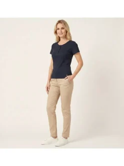 T-shirt marine uni pourvu d'une coupe ajustée et des manches courtes