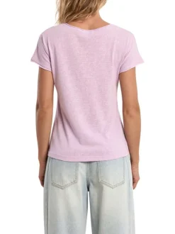 T-shirt mauve uni pourvu d'un col v et d'un coeur brodé sur la poitrine