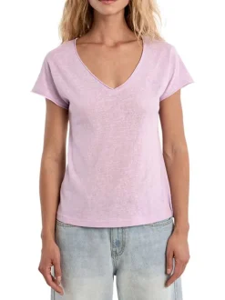 T-shirt mauve uni pourvu d'un col v et d'un coeur brodé sur la poitrine