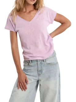 T-shirt mauve uni pourvu d'un col v et d'un coeur brodé sur la poitrine
