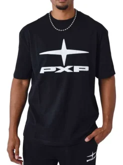 T-shirt noir avec un imprimé sur le torse un col rond et des manches courtes