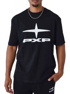 T-shirt noir avec un imprimé sur le torse un col rond et des manches courtes