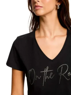 T-shirt noir à coupe droite avec un col V et nom de la marque en strass