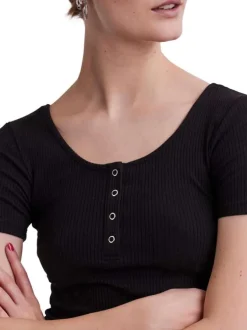 T-shirt noir en coton noir avec un col rond boutonné et une coupe ajustée