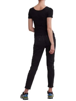 T-shirt noir en coton noir avec un col rond boutonné et une coupe ajustée