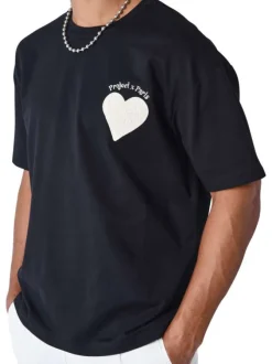 T-shirt noir imprimé avec coeur blanc brodé avec coupe droite et col rond