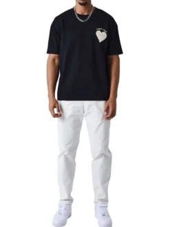 T-shirt noir imprimé avec coeur blanc brodé avec coupe droite et col rond