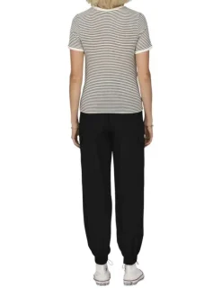 T-shirt noir rayé coupe droite col rond et des manches courtes