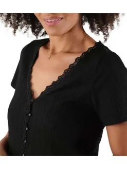 T-shirt noir uni avec détails en dentelle une coupe droite et un col v