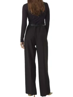 T-shirt noir uni avec un col v en dentelle et des manches longues
