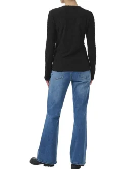 T-shirt noir uni avec une coupe ajustée et des manches longues