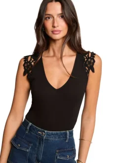 T-shirt noir uni avec une coupe ajustée et un décolleté en V