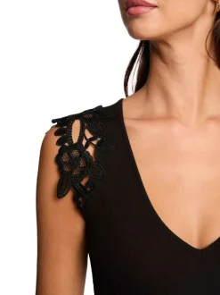 T-shirt noir uni avec une coupe ajustée et un décolleté en V