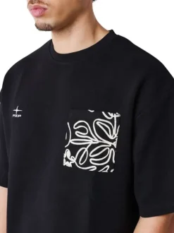 T-shirt noir uni avec une coupe ajustée un col rond et des manches courtes