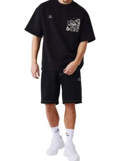 T-shirt noir uni avec une coupe ajustée un col rond et des manches courtes