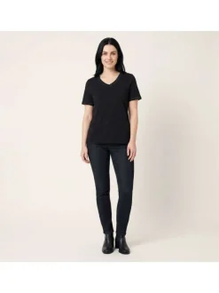 T-shirt noir uni avec une coupe ajustée un col v et des manches courtes