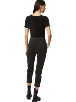 T-shirt noir uni avec une coupe droite à col v et des manches courtes