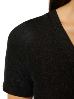 T-shirt noir uni avec une coupe droite à col v et des manches courtes